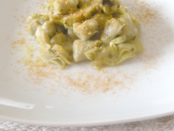 Gnocchetti di farina di Roveja con carciofi e bottarga al profumo d'arancia.