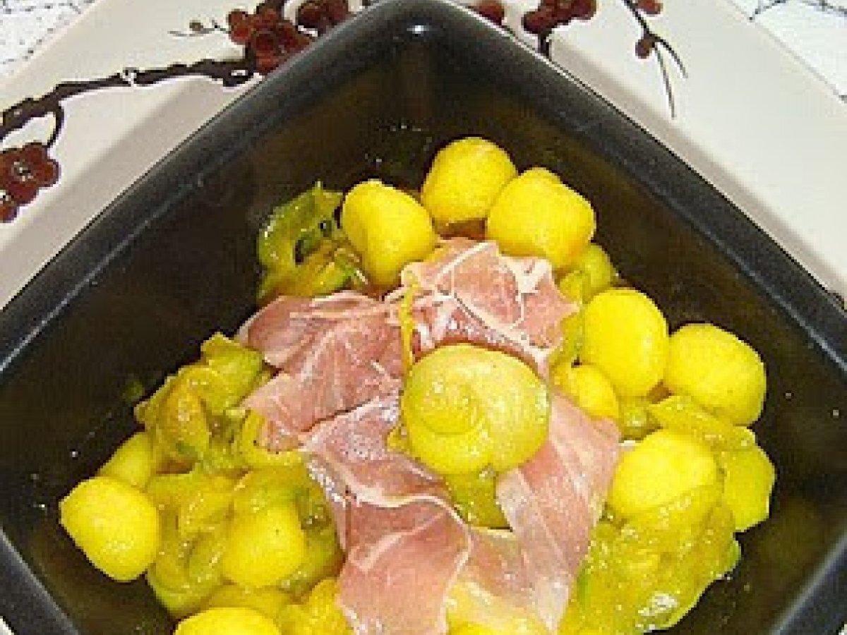 Gnocchetti di patate allo zafferano con zucchine saltate e pancetta