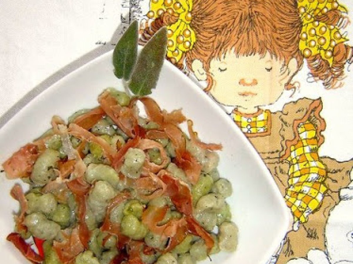 Gnocchetti di patate e basilico con speck croccante e salvia