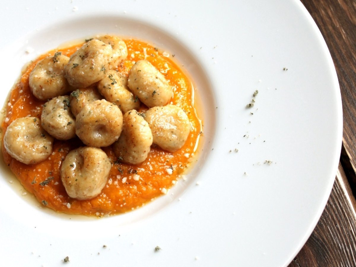 Gnocchetti di ricotta al profumo di salvia su vellutata di zucca