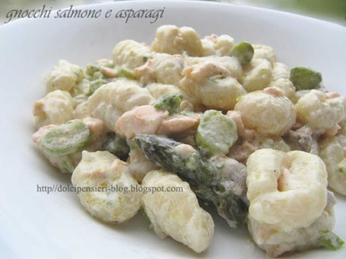 Gnocchetti di ricotta con salmone e asparagi