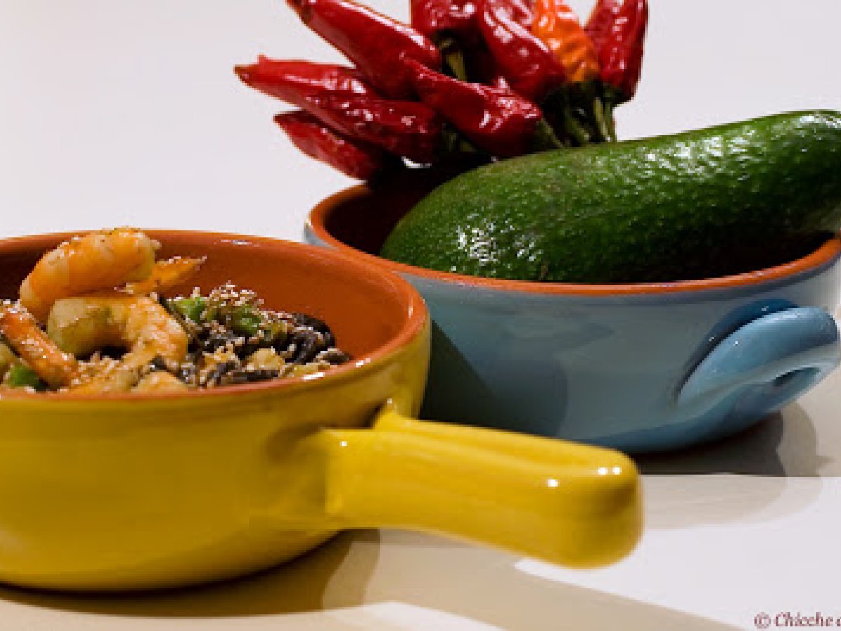 Gnocchetti neri con avocado e gamberetti