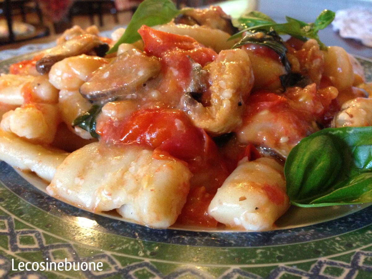 Gnocchi al farro con cozze, pomodorini e basilico