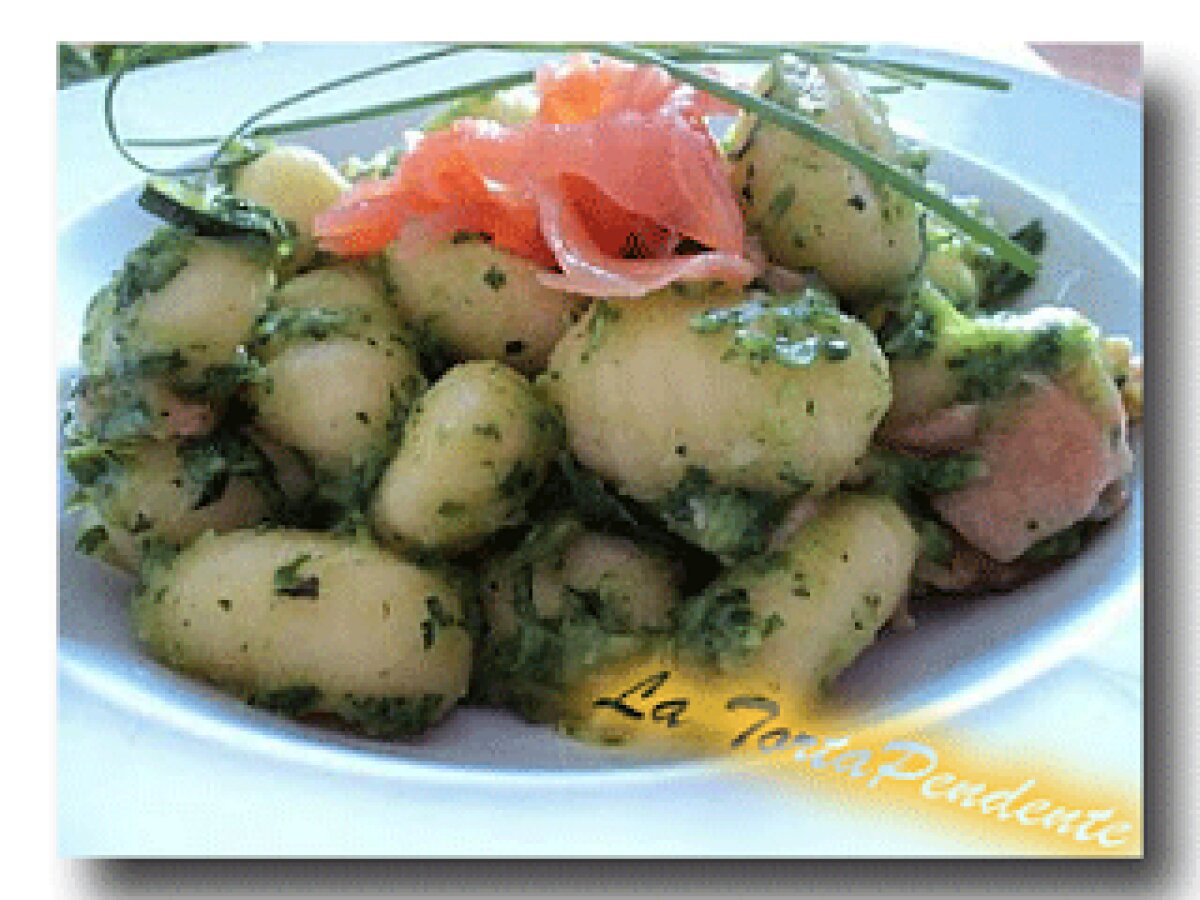 Gnocchi al salmone e pesto di zucchine e rucola