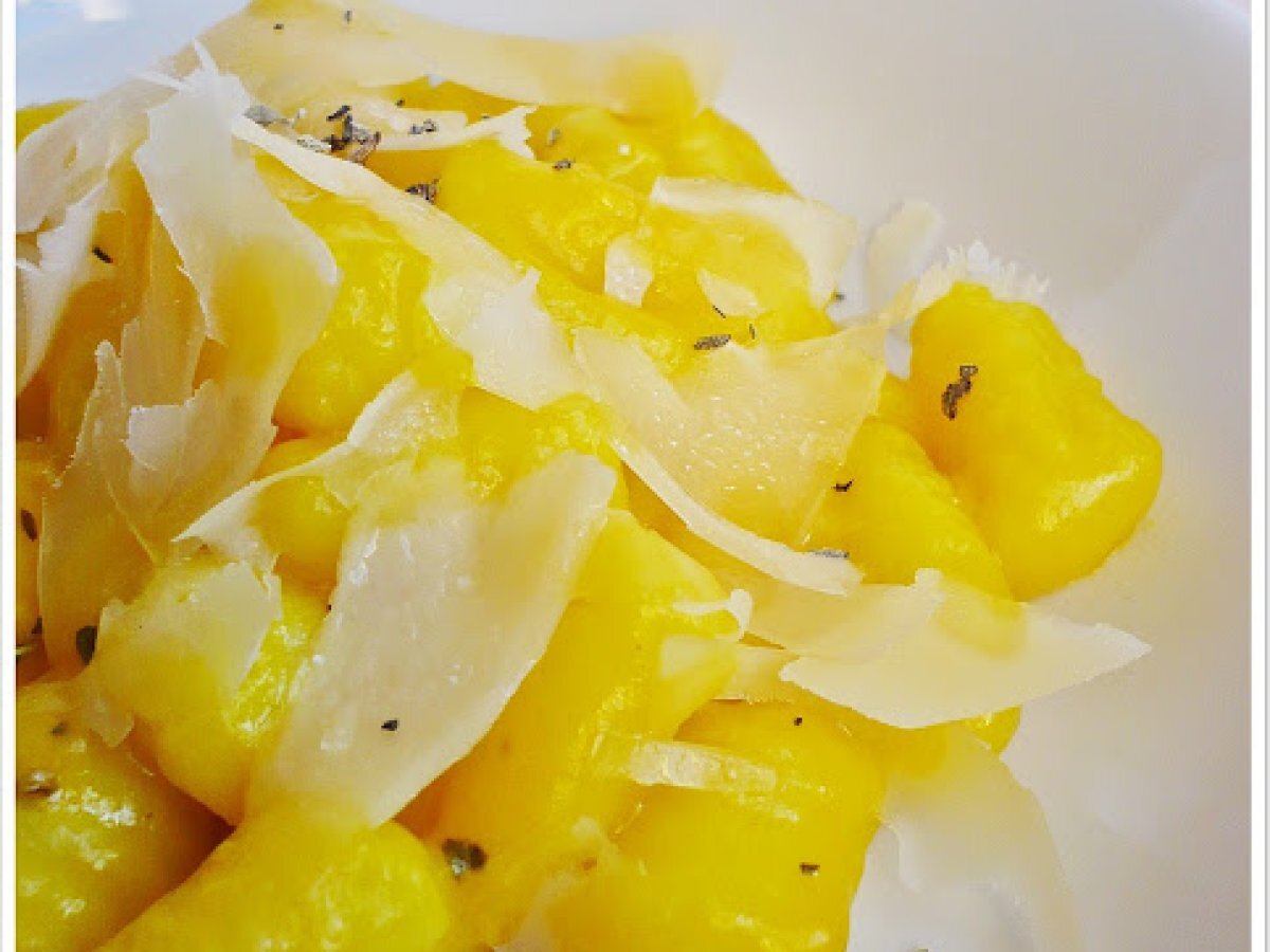 Gnocchi con crema al parmigiano, zafferano e salvia