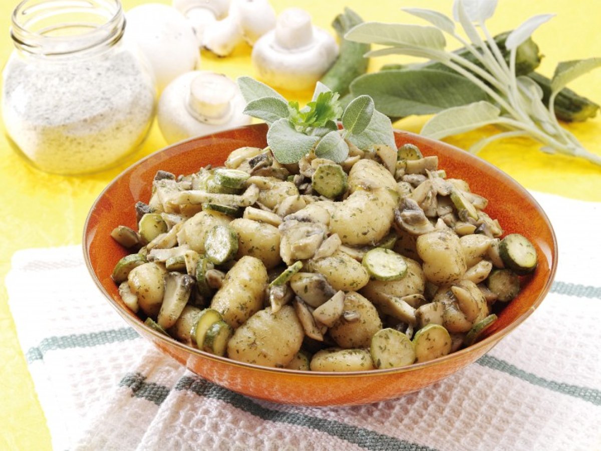 Gnocchi con funghi e zucchine
