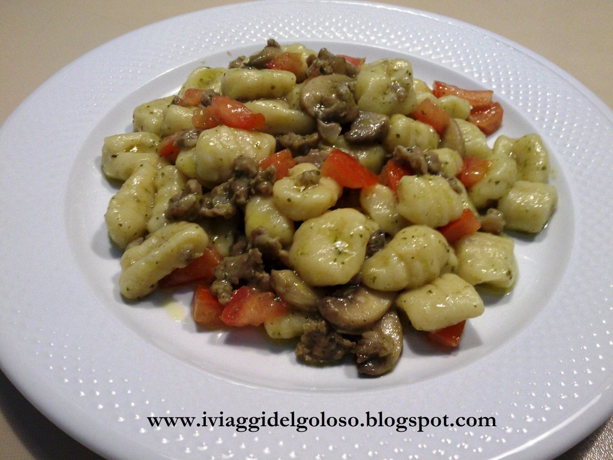 Gnocchi con funghi, salsiccia e pomodori