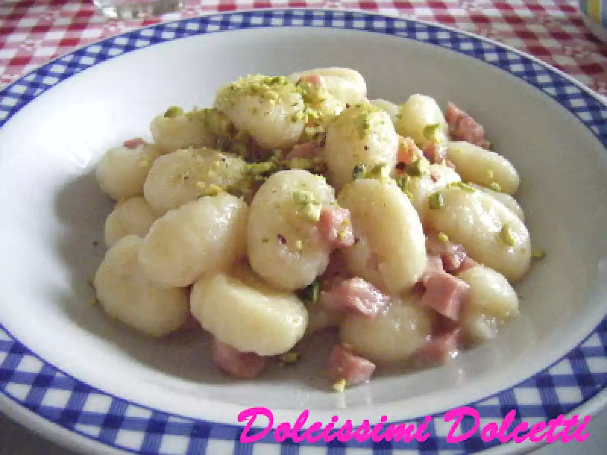 Gnocchi con mortadella e pistacchi