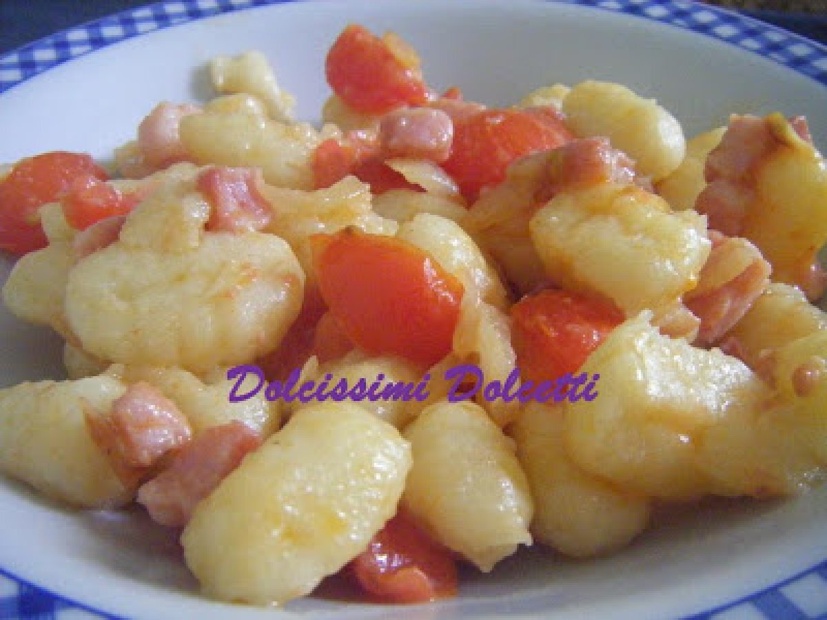Gnocchi con pancetta e pomodorini