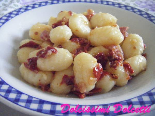 Gnocchi con pomodori secchi e pancetta