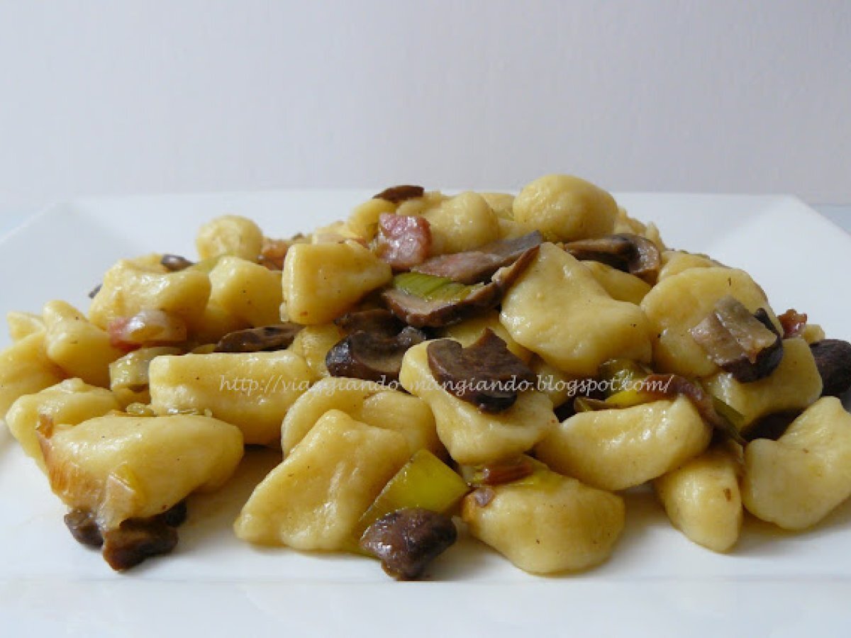 GNOCCHI CON PORRI, FUNGHI E PANCETTA