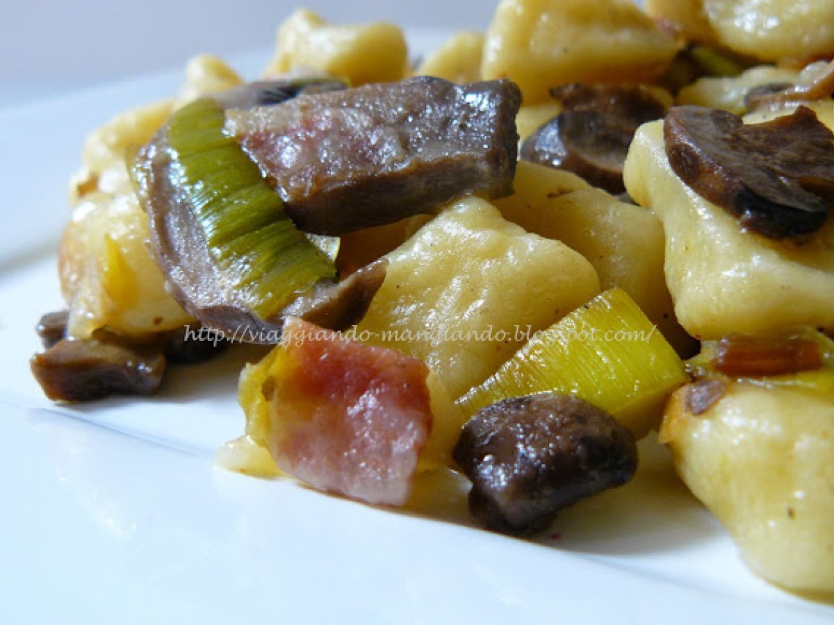 GNOCCHI CON PORRI, FUNGHI E PANCETTA - foto 2