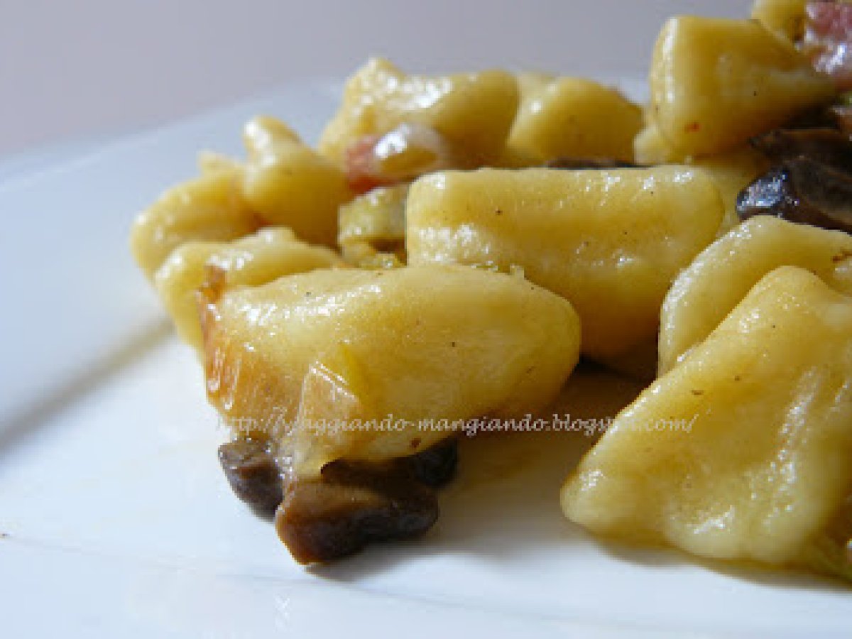 GNOCCHI CON PORRI, FUNGHI E PANCETTA - foto 3