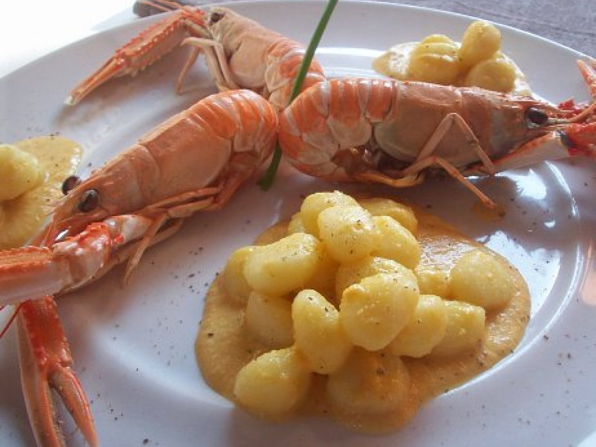 Gnocchi con scampi e crema di ceci