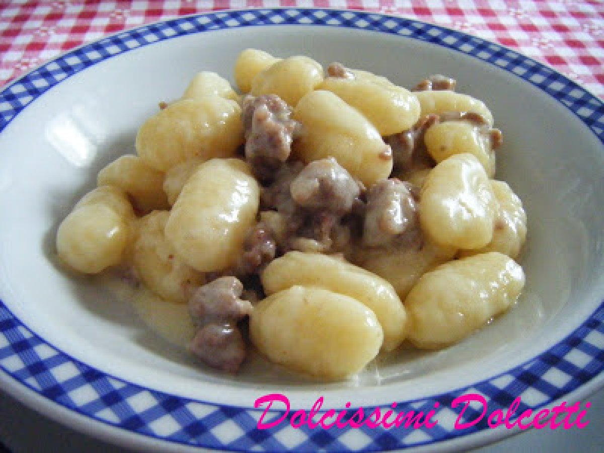 Gnocchi con squacquerone, pecorino e salsiccia