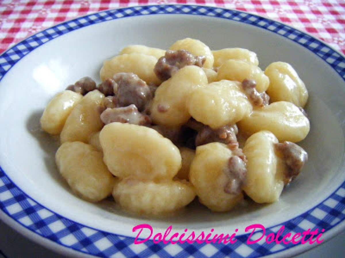 Gnocchi con squacquerone, pecorino e salsiccia - foto 2