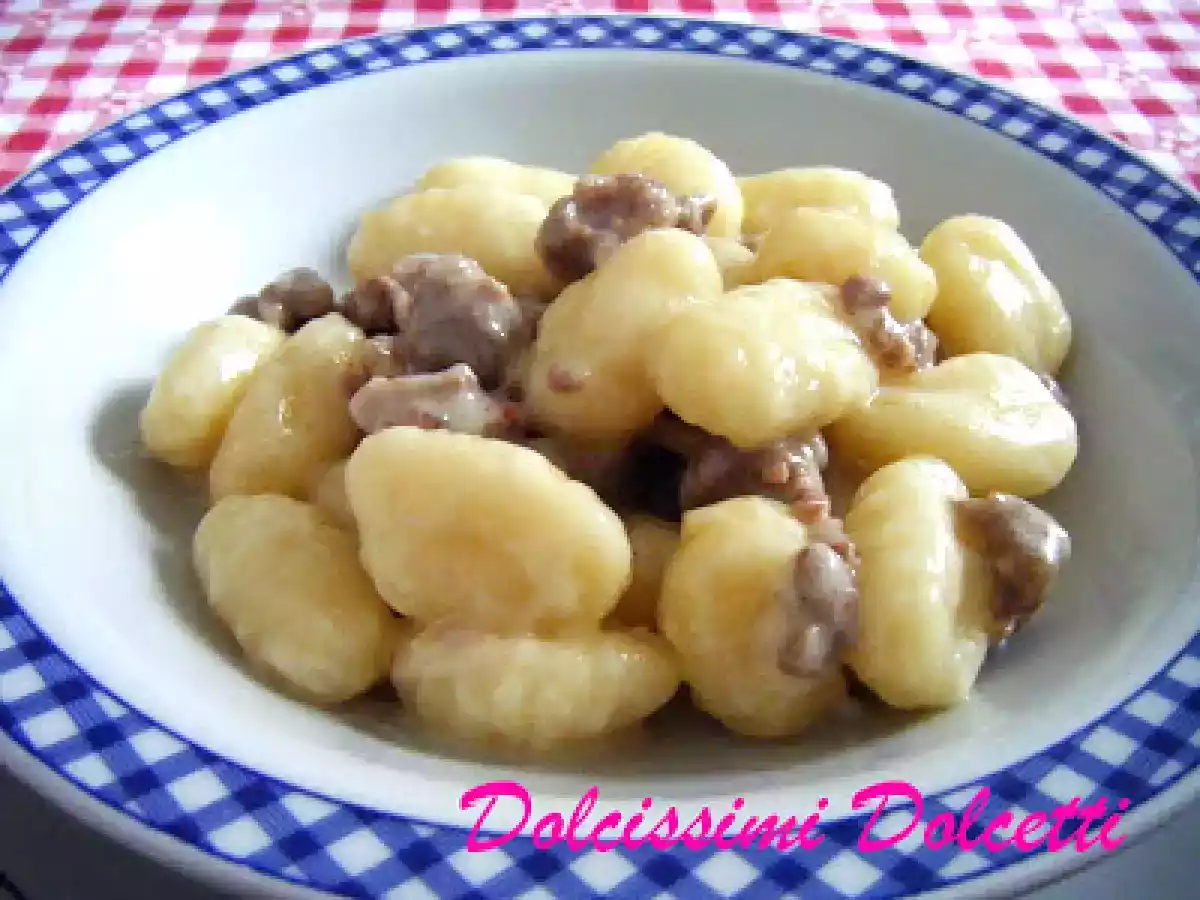 Gnocchi con squacquerone, pecorino e salsiccia - foto 2
