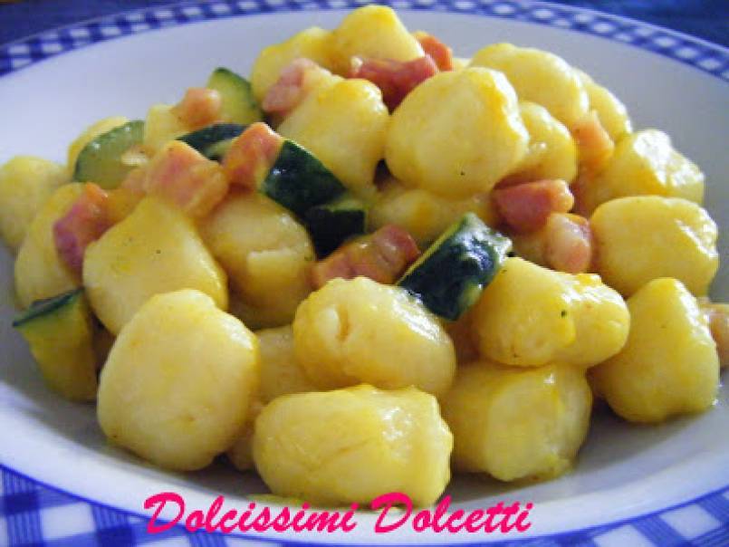 Gnocchi cremosi con zucchine e pancetta