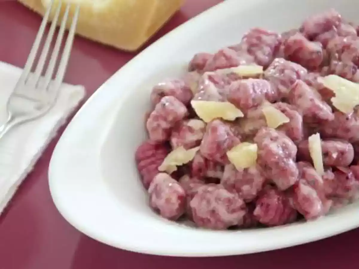 Gnocchi di barbabietola aromatizzati