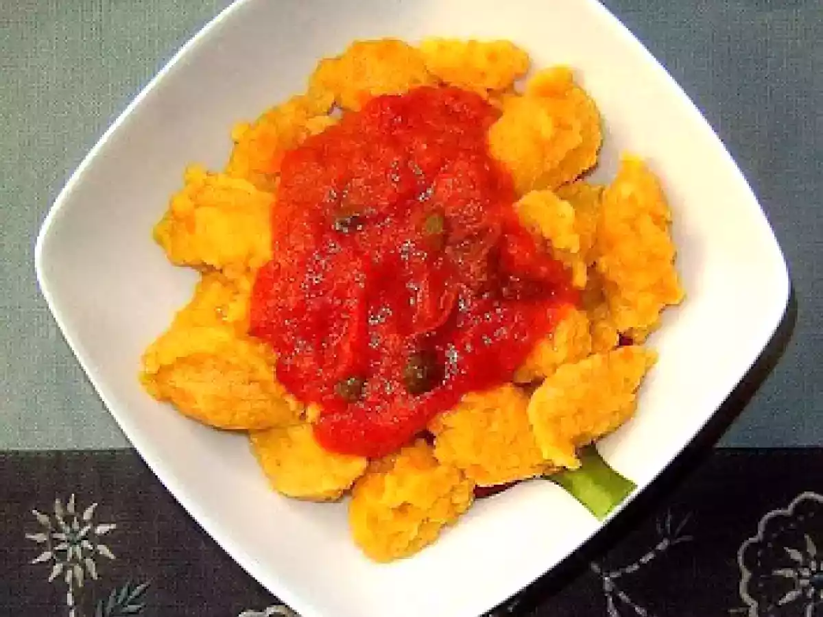 Gnocchi di carote con pomodoro, capperi e salvia
