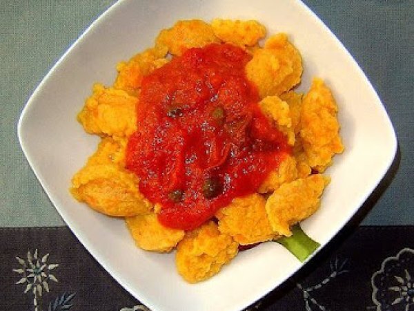 Gnocchi di carote con pomodoro, capperi e salvia