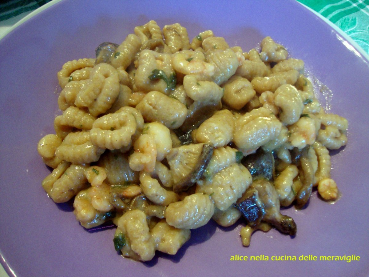 Gnocchi di ceci con funghi e gamberetti