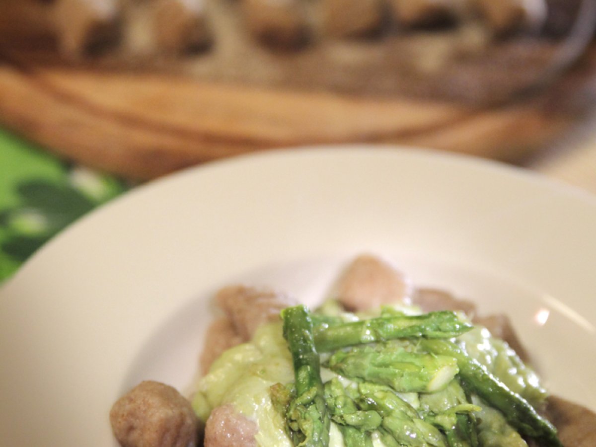 Gnocchi di farro e patate in crema di asparagi