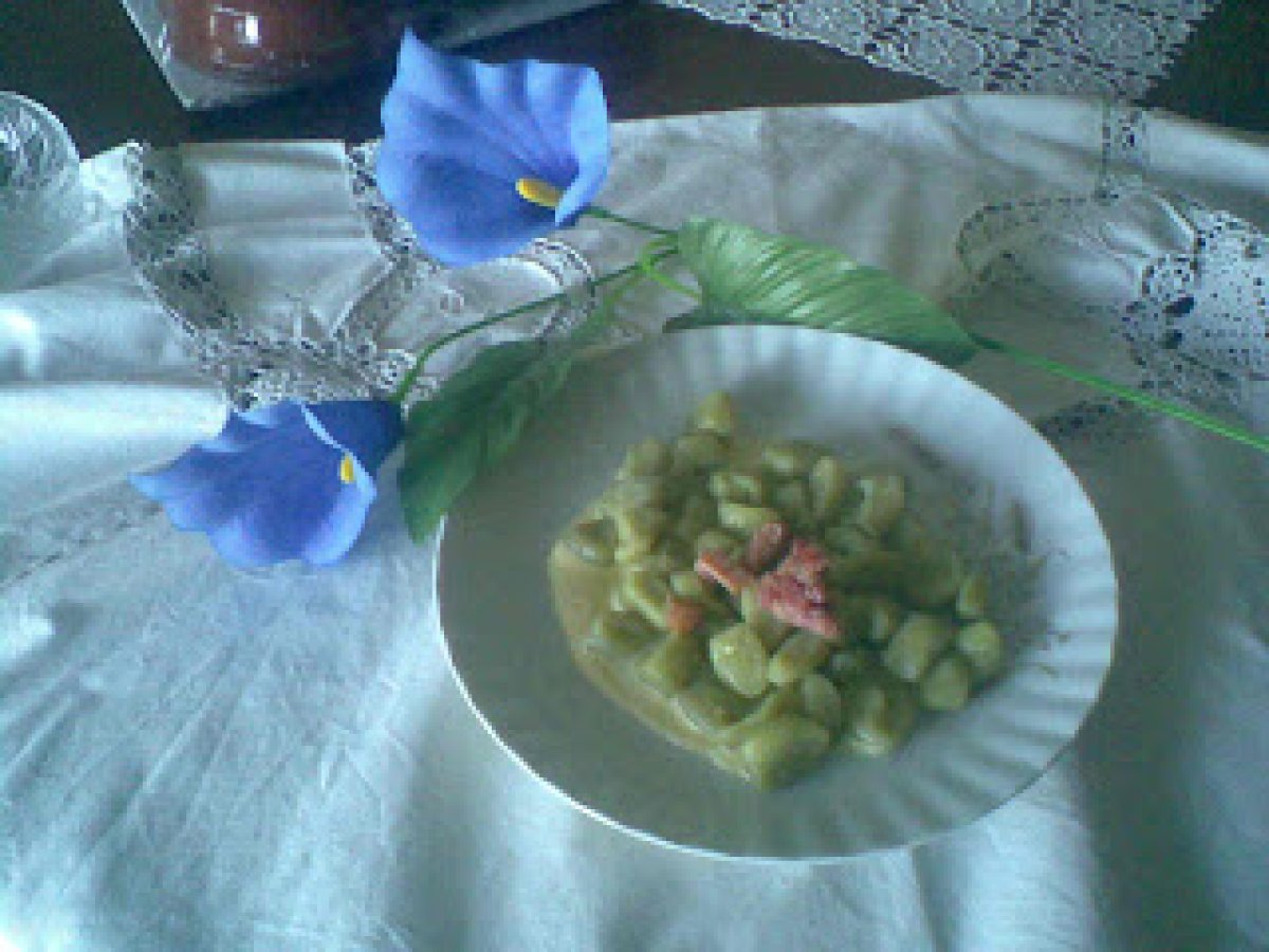 Gnocchi di fave in crema di pecorino e pancetta croccante
