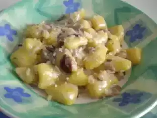 Gnocchi di patate allo zafferano con radicchio