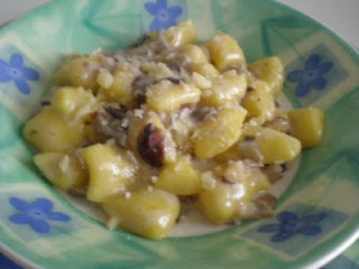 Gnocchi di patate allo zafferano con radicchio