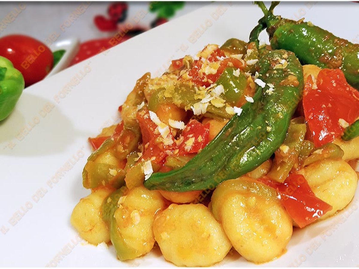 Gnocchi di patate con peperoni e pomodorini