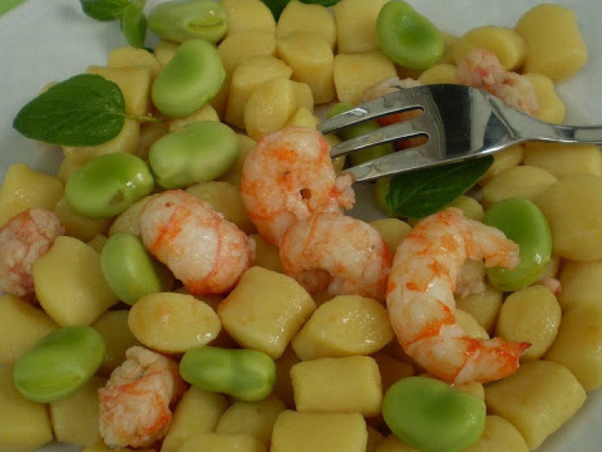 Gnocchi di patate con pesto di fave e code di scampi.