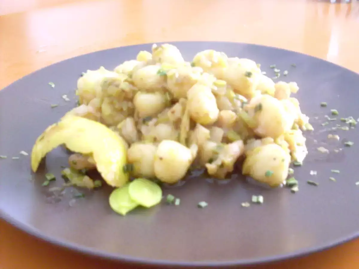 Gnocchi di patate con porri, gamberetti, spezie e limone