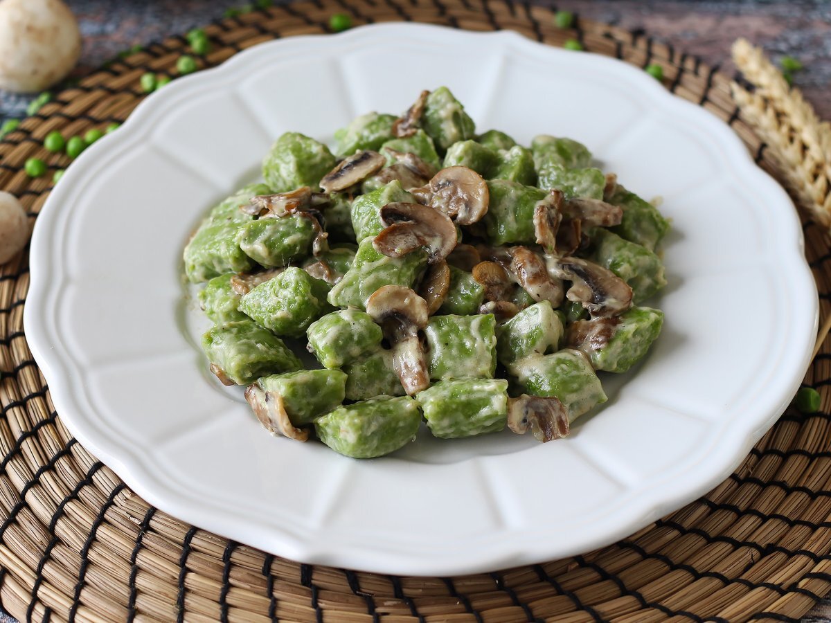 Gnocchi di piselli con salsa ai funghi