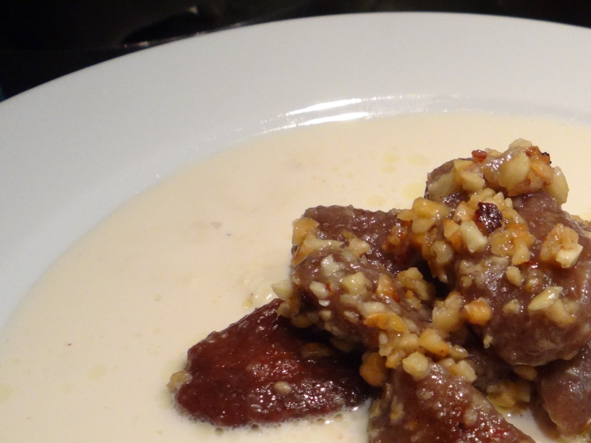 GNOCCHI DI RAPA ROSSA CON GRANELLA DI NOCCIOLA SU FONDUTA DI PARMIGIANO - foto 2