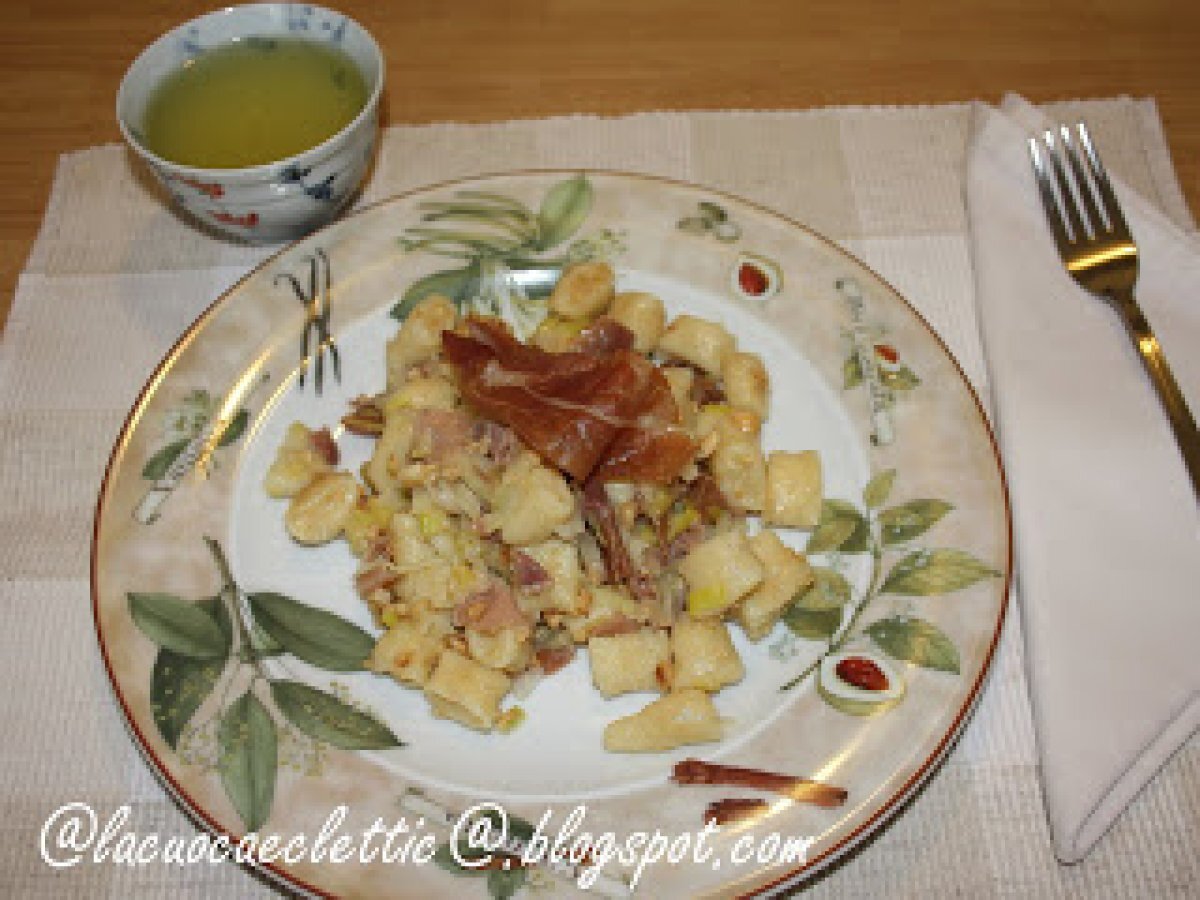 Gnocchi di ricotta al ragù di prosciutto e porri