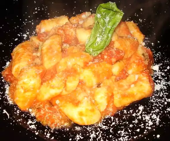 Gnocchi di ricotta al sugo di pomodoro e basilico