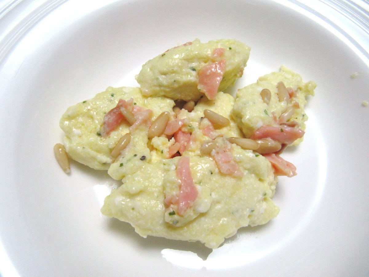 Gnocchi di ricotta con burro, salmone e pinoli