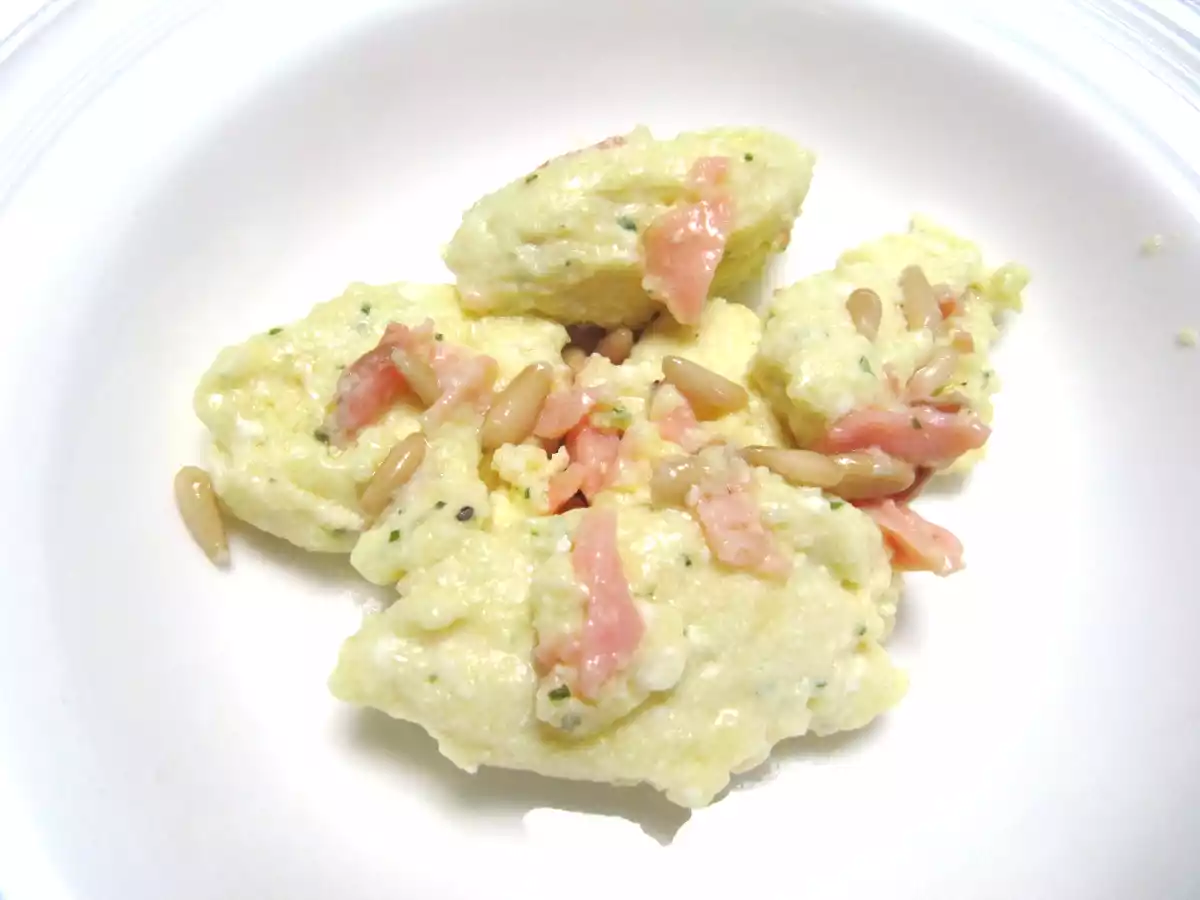 Gnocchi di ricotta con burro, salmone e pinoli