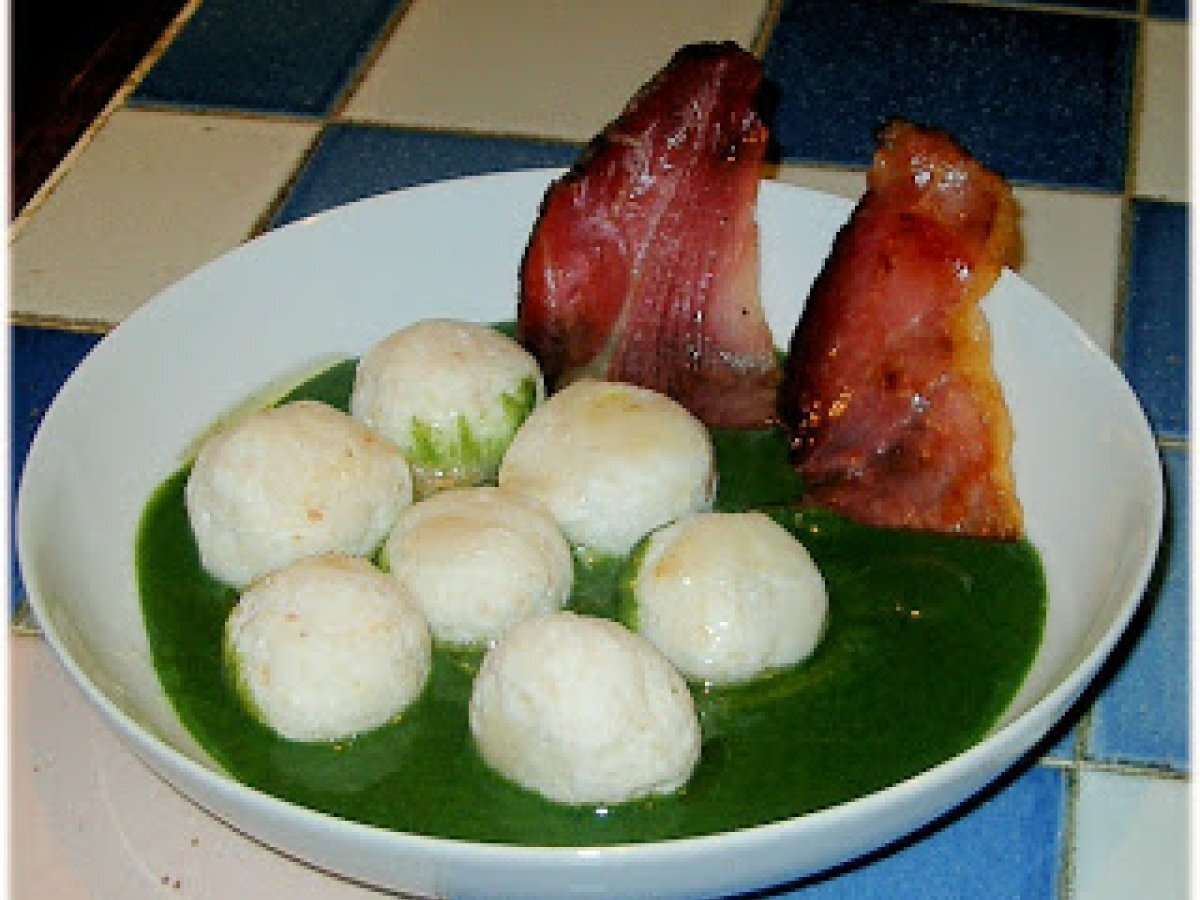 Gnocchi di ricotta con crema di sclopit e speck croccante