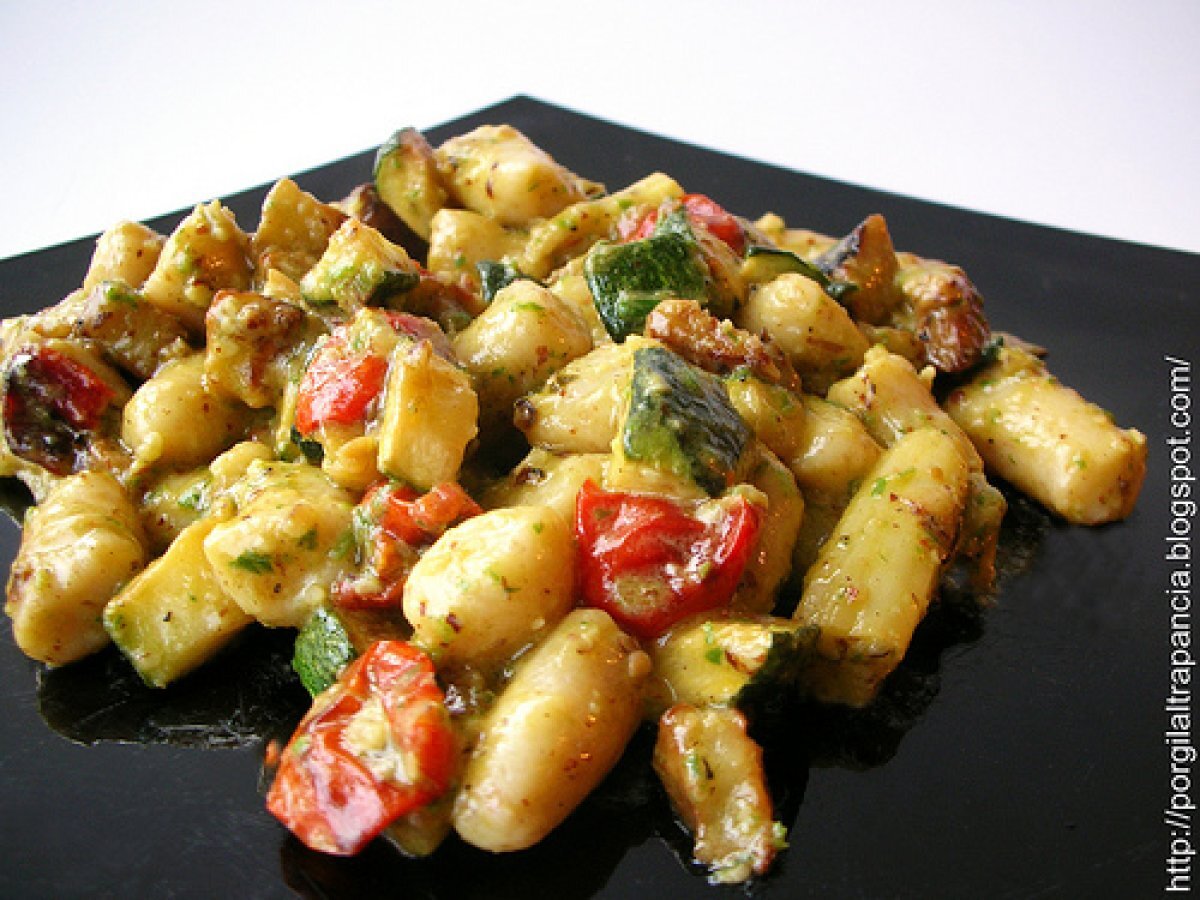 Gnocchi di ricotta con pesto di erba cipollina e verdure