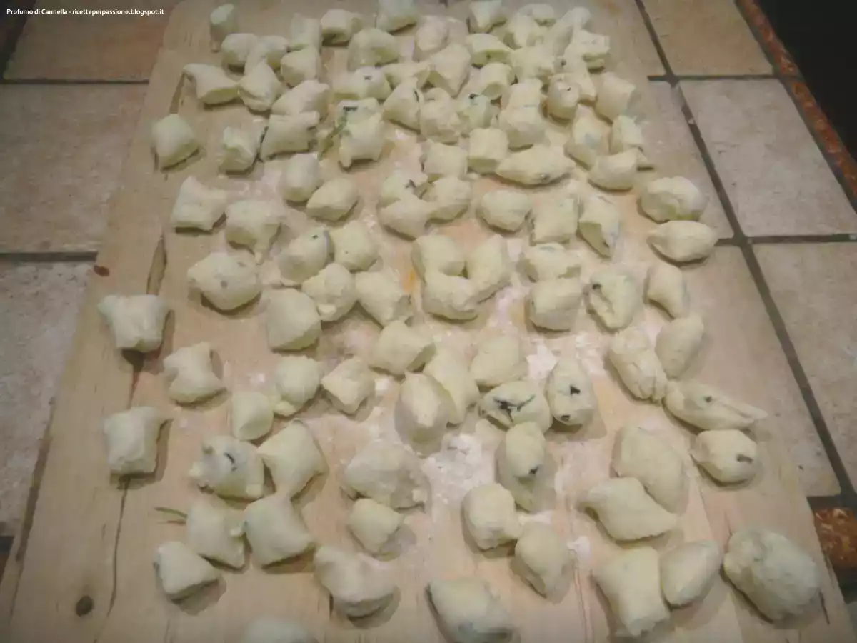 Gnocchi di ricotta con pomodori secchi, olive nere e pecorino