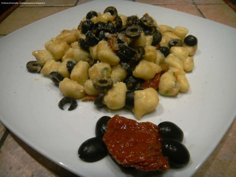 Gnocchi di ricotta con pomodori secchi, olive nere e pecorino - foto 2