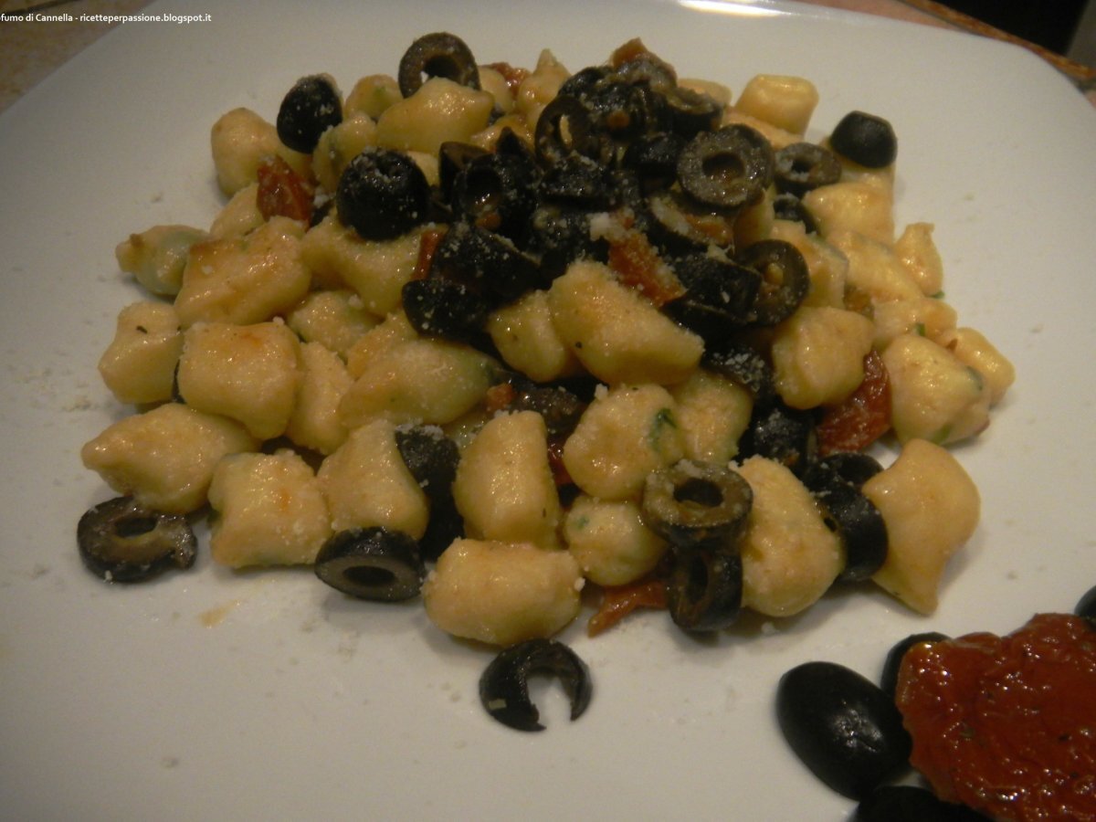 Gnocchi di ricotta con pomodori secchi, olive nere e pecorino - foto 3