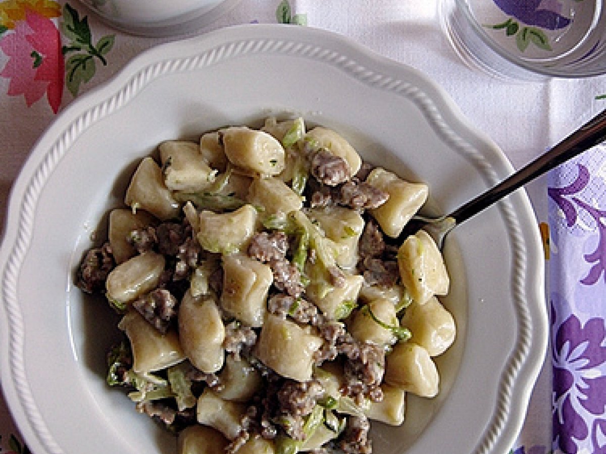 Gnocchi di ricotta con salsiccia e puntarelle