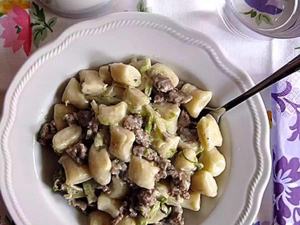 Gnocchi di ricotta con salsiccia e puntarelle