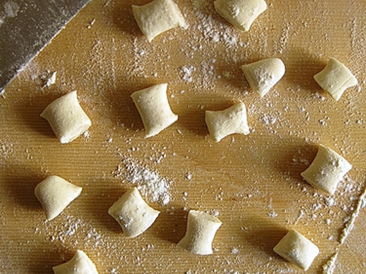 Gnocchi di ricotta con salsiccia e puntarelle - foto 3