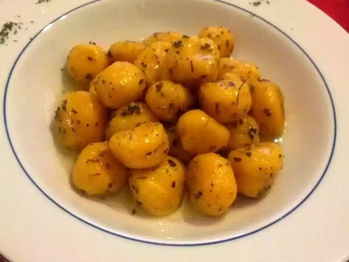 Gnocchi di ricotta e carote con burro alle erbe aromatiche