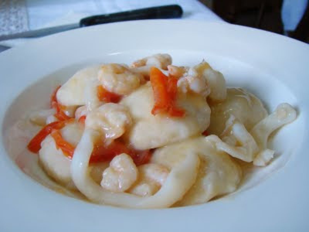 GNOCCHI DI RICOTTA RIPIENI DI GAMBERETTI E CERNIA, CON SUGO DI PEPERNONI E CALAMARETTI