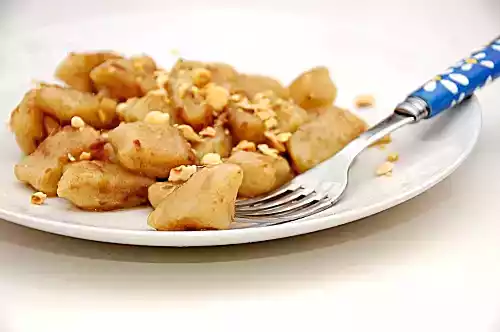 Gnocchi di topinambur in salsa leggera di bagna caoda e nocciole